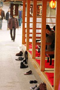 Khách bỏ giày dép bên ngoài các quán ăn tại Kyoto.
