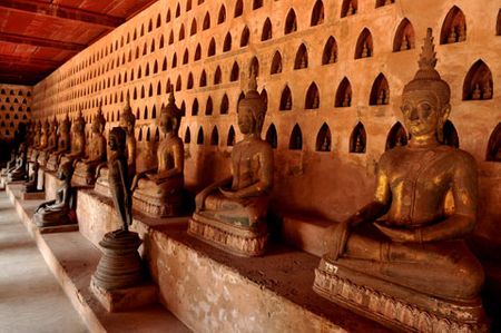 Bao quanh khuôn viên bên trong chùa là những dãy nhà dựng các bức tượng phật.