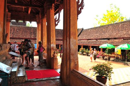 Ngày ngày đông đảo du khách tới thăm ngôi chùa cổ kính này.
