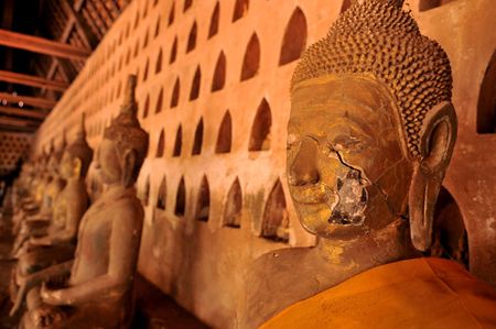 Không được trùng tu cải tạo, trên tường và ngay cả trên những pho tượng quý giá xuát hiện nhiều vết nứt, tróc.