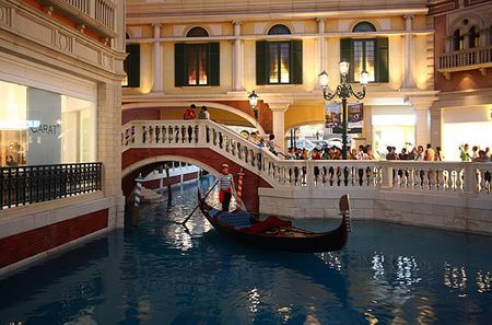 Và những người lái đò Gondola xuất hiện