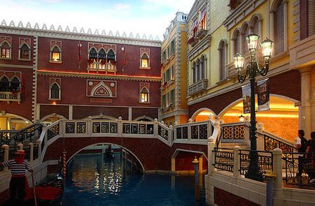 Những toà nhà vòng quanh các con kênh