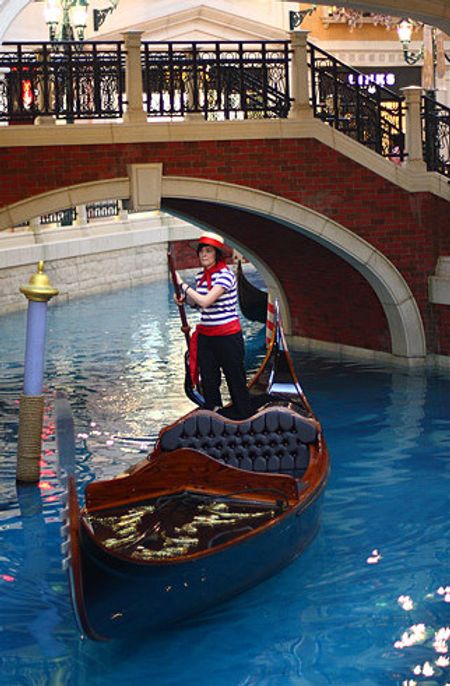 Nếu ở Venice, mãi đến gần đây người ta mới cho phụ nữ lái đò thì ở Venetian đã có từ lâu :D