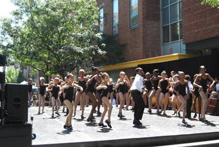 Màn biểu diễn của thiếu nhi tại lễ hội Harlem