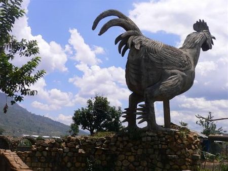 Con gà chín cựa bằng đá khổng lồ ở làng Gà