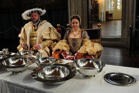 Những “nhà khảo cổ” của các món ăn trong lâu đài ăn vận trang phục thời Henry VIII