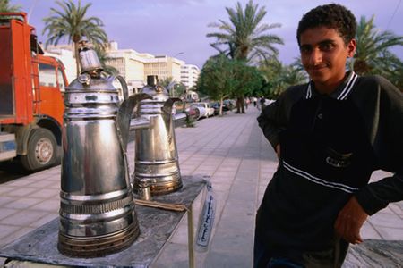 Cậu bé bán café trên đường phố Aqaba.