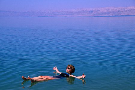 Du khách tha hồ tắm trong vùng biển Chết ở Jordan mà không hề bị chìm.