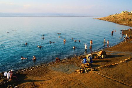 Bãi biển đông khách du lịch nhất của vùng biển Chết.