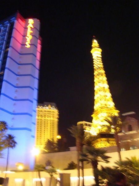 Tháp Eiffel ban ngày và ban đêm