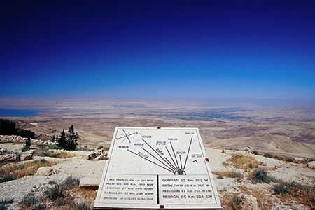 Bảng hướng dẫn du khách vượt qua biên giới Jordan để sang Israel ở núi Nebo.