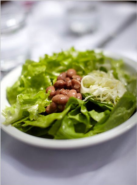 Còn đây là món salad rau trộn với hạt đậu nâu. Rau quả được hái từ nông trại và chế biến trong ngày nên rất tươi ngon