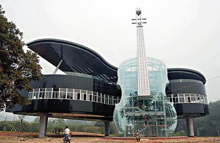 Toà nhà hình chiếc đàn Piano (Anhui, Trung Quốc): Toà nhà đặc biệt này còn được thiết kế với các cầu thang trong chiếc đàn Viôlông trong suốt.