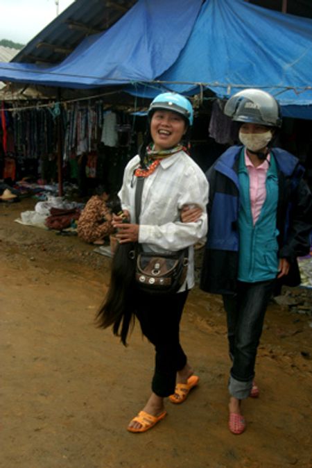 Chị Vân (trái) với 7 năm thâm niên buôn tóc
