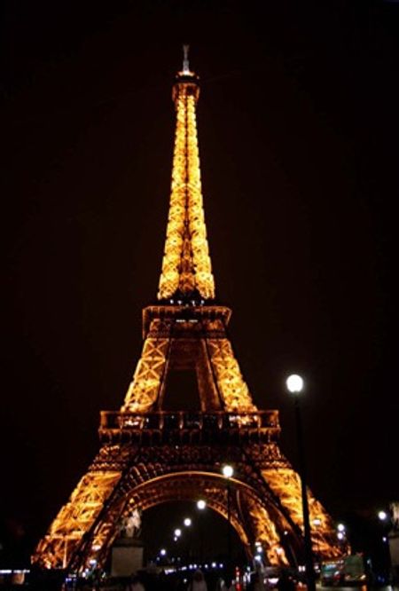Tháp Eiffel về đêm.