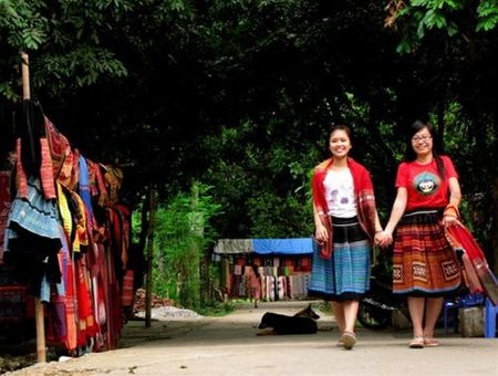 Khách lữ hành cũng trở nên duyên dáng hơn trong trang phục sặc sỡ của người dân tộc Thái
