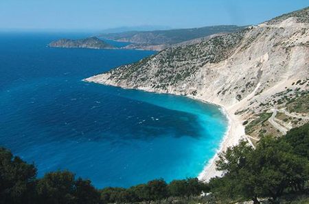 Kefalonia là hòn đảo ấn tượng nhất của Hy Lạp. Du khách có thể khám phá từ đỉnh núi Aenos xuống bờ tây hòn đảo, xuyên qua những hang động Mystos. Phía xa là những bán đảo với pháo đài Venetian có từ thế kỷ thứ 16. Từ cảng Poros tới Sami, du khách sẽ đi xuyên qua một thung lũng nhỏ với hai bên đường là dãy núi với các hàng cây bách cao lớn. Ở Sami có rất nhiều hang động và hồ nước ngầm để du khách khám phá bằng những con thuyền nhỏ.