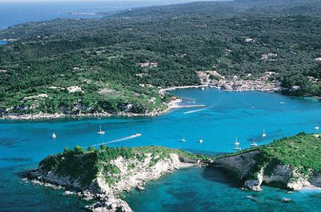 Đảo Kerkyra là nơi du khách có thể lang thang trong những rừng cây oliu và ngắm nhìn thảm thực vật đa dạng. Thị trấn trên đảo có hai pháo đài uy nghiêm, nhà thờ St Spiridon và nhà hát Venetian. Du khách cũng không thể bỏ qua những cảnh đẹp ở Kanoni, Vlacherna và Pontikonisi hay các bãi biển nằm ở phía bờ tây hòn đảo.