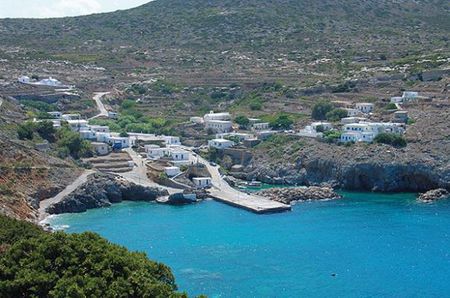 Đảo Antikythira được thiên nhiên ưu đãi cho khí hậu trong lành để phát triển nghề trồng trọt với các loại trái cây, rau quả thơm ngon. Rượu vang và mật ong cũng là hai món nổi tiếng ở đây.