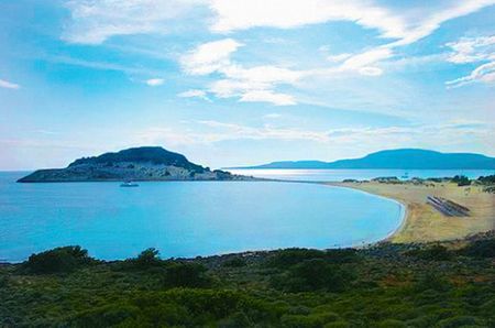 Elafonisos là một hòn đảo xinh đẹp với những ngôi làng chủ yếu sống bằng nghề đánh cá. Du khách đến đây tha hồ được thưởng thức những loại hải sản tuyệt hảo sau những phút giây thư giãn bên bờ biển rộng lớn ở cảng Simos.