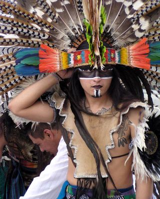 Một vũ công Aztec trong buổi trình diễn ở Mexico City