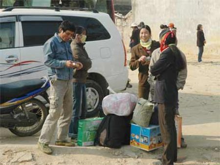 Vui vẻ trước đống đồ mới mua.