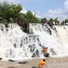 Các bạn trẻ vui đùa cùng sóng nước.