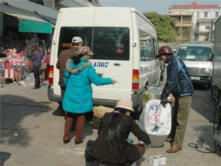 Đưa hàng lên xe sau một ngay mua sắm.