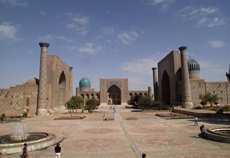 Quảng trường Registan ở Samarkand, một trong những quảng trường lớn nhất thế giới
