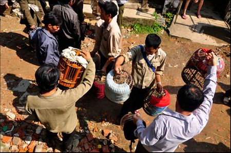 Chợ luôn đông vui mỗi khi đến phiên