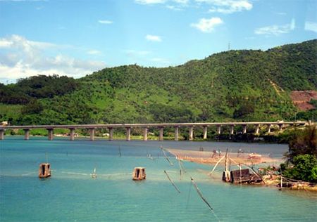 Đầu năm 2005, lịch sử đã sang trang mới cho đèo Hải Vân khi hầm đường bộ qua đèo Hải Vân chính thức được thông xe sau 5 năm khởi công xây dựng. Chấm dứt những hành trình gian khổ vượt đèo đầy nguy hiểm. Mở ra một vận hội mới nối liền một mạch dãy đất miền Trung đầy nắng gió.
