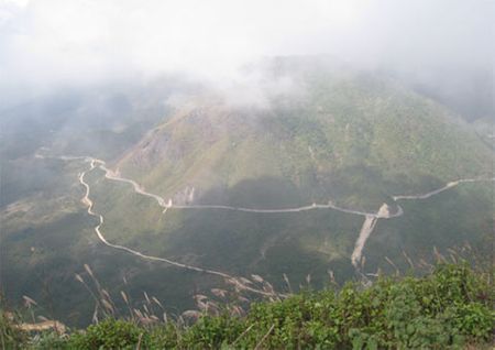 Cổng trời - đỉnh đường bộ cao nhất Việt Nam (2.050m so với mực nước biển) là ranh giới giữa hai tỉnh Lào Cai và Lai Châu - đèo Trạm Tôn thuộc quốc lộ 4D như con rắn dài ngoằn ngoèo len lỏi giữa dãy Hoàng Liên Sơn hùng vĩ - nóc nhà Đông Dương.