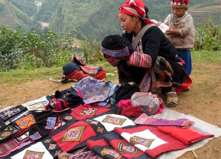 Đâu đó những sắc màu thổ cẩm của người dân tộc như hơi ấm giữa núi rừng hoang sơ.