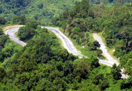 Với chiều dài 18,5km, độ cao trong khoảng 200m ở điểm thấp nhất và lên tới 980m ở đỉnh đèo, con đường vừa uốn lượn vừa gấp khúc, đặc biệt có đoạn cua gần như là một vòng tròn khép kín. Do vậy đây cũng là đèo có độ dốc lớn nhất ở các tỉnh phía Nam.