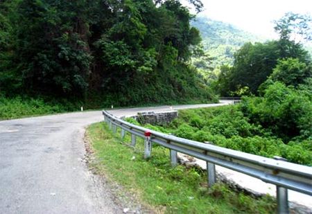 Đèo Dran nối thị trấn Dran với vùng Cầu Đất, là con đèo ngắn (khoảng 10 km) mang sắc thái cao nguyên, bất thường và dữ dội với những con dốc gấp, ngờm ngợp gió xoáy trên đầu. Đèo Dran như cô gái dậy thì nằm ngủ muộn, biếng lười trong cái lạnh cao nguyên.