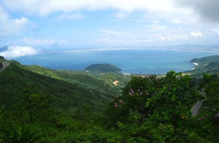 Vào thế kỷ 15, vua Lê Thánh Tông trong một lần vi hành đã dừng lại trên đỉnh đèo ngắm cảnh non song cẩm tú nối liền một dãy Bắc Nam. Ngạc nhiên trước cảnh đẹp và sự hùng vĩ của trời mây nơi đây, nhà vua đã phong tặng cho Hải Vân tên gọi “Thiên Hạ Đệ Nhất Hùng Quan”.