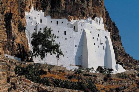 Là hòn đảo toàn núi đá ít bị con người khai phá, đảo Amorgos có con đường ở giữa chia đảo ra làm hai phần với hai thế giới riêng biệt, một bên là dãy núi đá dựng đứng, bên còn lại là vùng đất cao. Phía tây hòn đảo là tòa tu viện nổi tiếng Chozoviotissa dựa vào vách núi cao. Phía đông Amorgos là cảng nhỏ Aegiali với những con đường hẹp dài dẫn tới ngôi làng Langada. Đảo còn có hai bãi biển Nikouria và Gramvousa tuyệt đẹp.