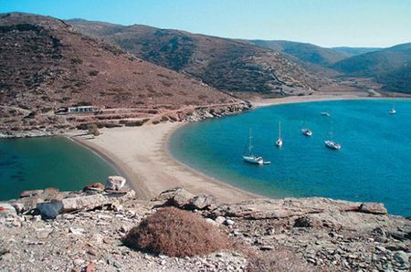 Đảo Kythnos có rất nhiều bãi biển ăn sâu vào phần lục địa tạo nên những bãi tắm nhỏ. Toàn bộ đảo có 2 ngôi làng nhưng có đến 33 bãi biển hoang sơ. Địa hình núi trên đảo khá hiểm nên du khách khó lòng khám phá đảo bằng xe hơi.