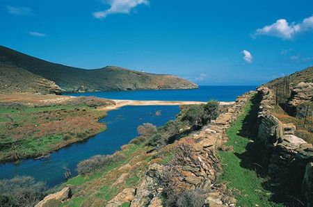 Đảo Andros lại có nhiều vùng đất phì nhiêu với các ngôi làng nhỏ yên bình như Menites, Messaria, Katakilos và Stenies. Người dân trên đảo sẵn sàng đón tiếp khách du lịch với những món ăn đặc sản và thứ rượu cổ truyền. Nếu đã đặt chân lên hòn đảo, bạn hãy đi bộ dọc con đường chính để ghé thăm tu tiện cổ Panachrandou.