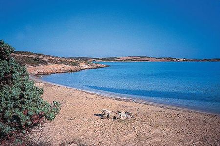 Đảo Antiparos có những ngôi làng vẫn còn vết tích của lịch sử cùng với bãi biển đẹp ở phía nam và phía đông. Tuy nhiên, những hang động trên đảo mới là điểm thăm quan lý thú của du khách.
