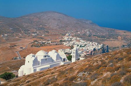Folegandros là hòn đảo nhỏ với thị trấn yên bình. Đảo có rất ít cây cối nhưng bù lại, đất ở đây màu mỡ. Dù có vài bãi biển đẹp bao quanh đảo nhưng du khách đến đây thường thích đi dạo bộ quanh thị trấn để tìm hiểu về văn hóa của người dân trên đảo.