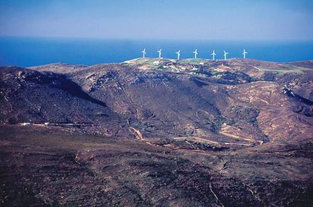 Đảo Mykonos có ngôi chùa Paraportiani, tu viện Tourliani và những nhà hàng với nhiều món đặc sản của người dân.