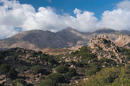 Thị trấn cũ Cyclades nằm sâu trong phần lục địa của đảo Naxos. Du khách tìm đến đảo có thể ghé thăm các nhà thờ lớn như Ag Kyriaki ở Apiranthos hay Ag Artemios ở Sangri. Hòn đảo cũng có vài bãi biển đẹp.