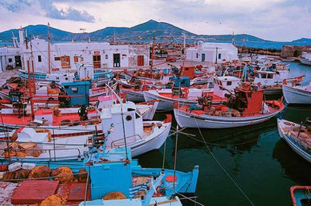 Đảo Paros rất phải triển nghề đánh bắt nên có khu hải cảng rất sầm uất. Thị trấn Cycladic vốn được xây dựng từ thế kỷ thứ 16 nay càng thu hút nhiều dân cư đến sinh sống. Những bãi biển đẹp và nhà hàng sang trọng trên đảo sẽ làm hài lòng khách du lịch.