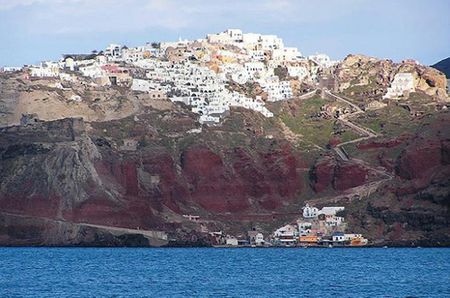 Từ trên tàu nhìn về phía đảo Santorini, thị trấn nhỏ nổi bật với những tòa nhà màu trắng. Toàn bộ thị trần nằm từ trên đỉnh đồi dọc xuống đường biển. Tuy nhiên con đường dẫn từ khu cảng nhỏ lên đến thị trấn khá dốc. Ở phía bên kia hòn đảo là những khu rừng trồng nho để sản xuất rượu.