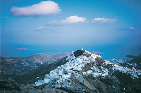 Serifos là đảo thu hút khá đông cư dân đến sinh sống. Thị trấn trên đảo trải dài từ trên đỉnh núi cho đến sát bờ biển. Hòn đảo còn có tu viện Taxiarchos được xây dựng từ thế kỷ thứ 16.
