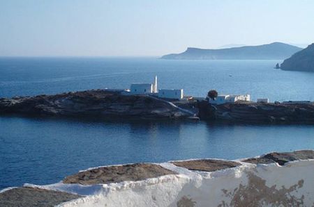 Đảo Sifnos nổi tiếng vì nhiều món ăn ngon và lạ. Ngoài ra, trên đảo còn có tu tiện Chrysopigi với kiến trúc cổ xưa là địa danh nhiều du khách ghé thăm.
