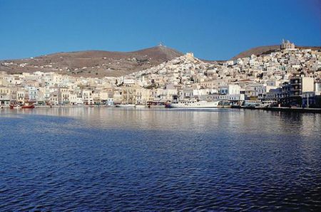 Đảo Syros khá sầm uất với những tòa nhà cao tầng mọc lên như nấm. Hòn đảo không có nhiều cây xanh và những bãi biển trải dài.