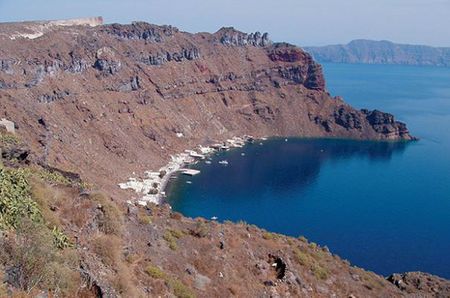 Đảo Thirasia có ngọn núi lửa Santorini đã không hoạt động từ hàng chục năm nay. người dân ở ngôi làng nhỏ ven biển sống chủ yếu bằng nghề đánh bắt.