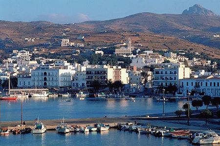 Tinos là hòn đảo xinh đẹp viwus những ngôi nhà cao tầng theo kiến trúc hiện đại. Nằm ở phía bên kia ngọn đồi là ngôi làng cổ của người Pyrgos.